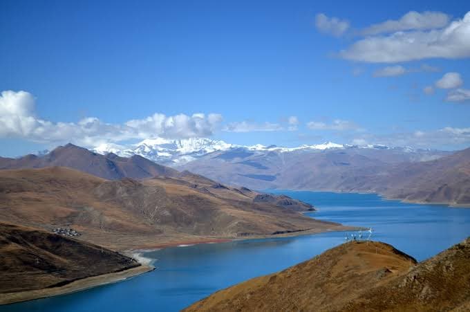 The Nyenchen Tanglha Range – Guardians of the Plateau