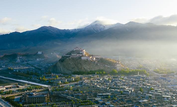 Gyantse – Tibet’s Timeless Town of Fortresses, Faith & Quiet Stories